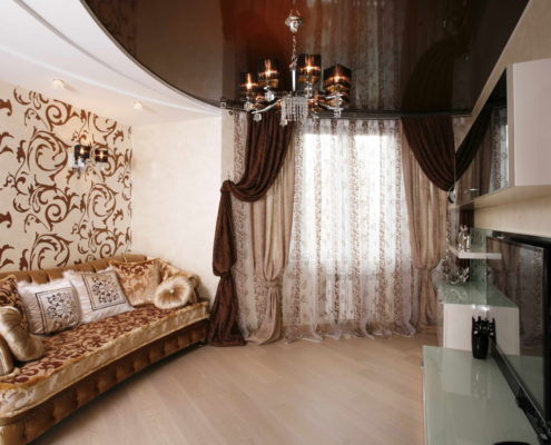 коричневый натяжной потолок для гостиной в стиле классицизма