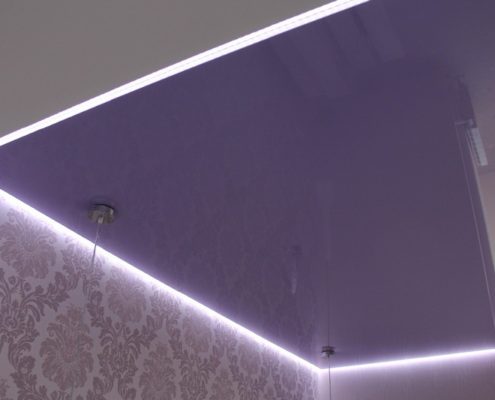 парящий фиолетовый потолок