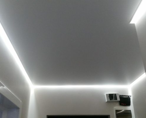 парящий белый потолок со светом
