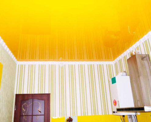 как подобрать желтый потолок