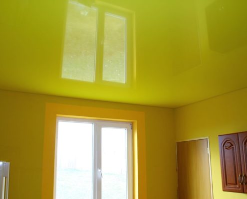 натяжной желтый потолок на кухню