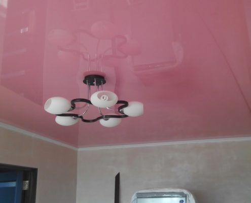 розовый натяжной потолок