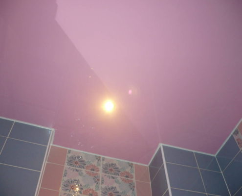 розовый натяжной потолок в ванной