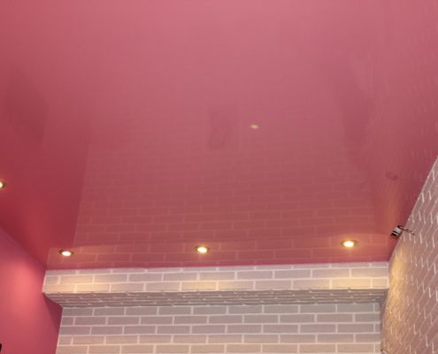 розовый потолок в зале