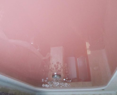 монтаж розового натяжного потолка